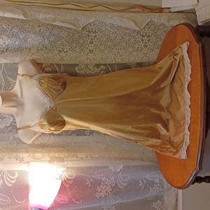 Vintage gold pin up slip